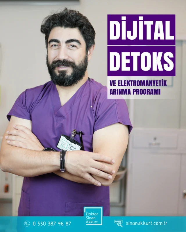 Dijital detoks, dijital teknolojinin sağlığımız üzerindeki olumsuz etkilerini en aza indirmek için belirli aralıklarla onlardan bilinçli olarak uzaklaşma sürecidir. 
🖥️ Neden dijital detoks yapmalısınız?
* Elektromanyetik kirlilikten arınmak için.
* Zihinsel yorgunluğu azaltmak için.
* Uyku kalitesini artırmak için.
* Odaklanmayı kolaylaştırmak için.
* Göz ve omurga sağlığınızı korumak için.
* Gerçek ilişkilerinizi güçlendirmek için.
🖥️ Neler yapabilirsiniz?
* Günlük ekran sürenizi takip edin ve azaltmak için hedef koyun.
* Sosyal medya ve mesaj bildirimlerini kapatarak dikkat dağınıklığını önleyin.
* Yalnızca önemli uygulamalara bildirim izni verin.
* Ekransız zaman dilimleri oluşturun: Sabah uyandıktan sonra ve gece yatmadan en az bir saat önce ekran kullanmayın. Yemek sırasında ve aileyle vakit geçirirken telefon kullanmamaya özen gösterin.
* Dijital detoks günleri belirleyin: Haftada bir gün tamamen dijital detoks yaparak sosyal medya ve teknolojiden uzak durun. Bu günü doğada vakit geçirme, spor yapma veya kitap okuma gibi aktivitelerle değerlendirin.
* Çalışırken veya uyurken telefonu yanınıza almayın.
* Telefonu sessize alarak ya da “Rahatsız Etme” moduna geçirerek kullanımı azaltın.
🕸️ Daha fazla öneri için sinanakkurt.com.tr sitemizi ziyaret edebilirsiniz.
💁🏻‍♀️ Ayrıca kliniğimizde uygulanan Elektromanyetik Arınma Programı hakkında bilgi almak için arayabilirsiniz:
📞 0232 343 55 22
📞 0530 387 46 87