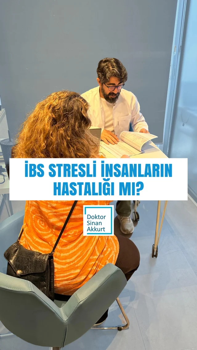 Stres, bağırsakları etkiler mi? Evet! 🧠 Özellikle de İrritabl Bağırsak Sendromu (İBS) olan kişilerde…
İBS, beyin ve bağırsak arasında çift yönlü çalışan karmaşık bir iletişim sisteminin bozulmasıyla ortaya çıkar. Bu yüzden stres, kaygı, yoğun duygusal baskı bağırsakları doğrudan etkileyebilir. 
Ancak unutmamak gerekir ki:
👉 İBS sadece “stresli insanların hastalığı” değildir.
✔️ Bağırsak florasının bozulması
✔️ Gıda intoleransları
✔️ Enfeksiyonlar sonrası gelişen hassasiyet
✔️ Bağırsak hareketlerindeki düzensizlik
✔️ Sinir sistemi hassasiyeti
gibi birçok fizyolojik faktör de İBS’nin oluşmasında rol oynar.
🩺 Stres yönetimi elbette önemli, ama asıl çözüm; bütüncül bir yaklaşımla, hem bağırsak hem zihin sağlığını birlikte değerlendirmekte.
#İBS #StresVeSağlık #BağırsakBeyinEkseni #FonksiyonelTıp #DoktorunuzdanNotlar