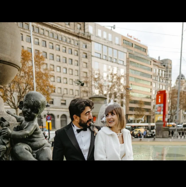 Benim bu hayattaki en büyük şansım, eşim, hayat arkadaşım, iyi ki doğdun iyi ki varsın @glsh_kcmz Seni çok seviyorum♥️
Şans 💫
Hayatta şansı olmalı insanın
Mesela tam çiçekleri sulayacakken yağmur yağmalı
Veyahut elektrik kesildiğinde dolunay aydınlatmalı bahçeni
Öyle bir şansı olmalı ki insanın
Emziğini düşüren bebeğe dokunan el gibi olmalı
Mesela kalktığında yanıbaşında hep gülen bir yüz olmalı
En zor günlerinde bile , hatta en kızdığı günlerde bile gülümsemeli sana
Hüznünde bile Yılmaz Erdoğan şiirleri okunmalı yüzünden
Yani azizim hüznü bile şansın olmalı hayattaki eşinin
Sevdimi tam sevmeli, ama kızdı mı da güller açmalı
Ona her baktığında hatta her düşündüğünde hissetmelisin iliiklerine kadar ne kadar şanslı olduğunu
Yani hayatta şansı olmalı insanın
Benim gibi
Sinan AKKURT